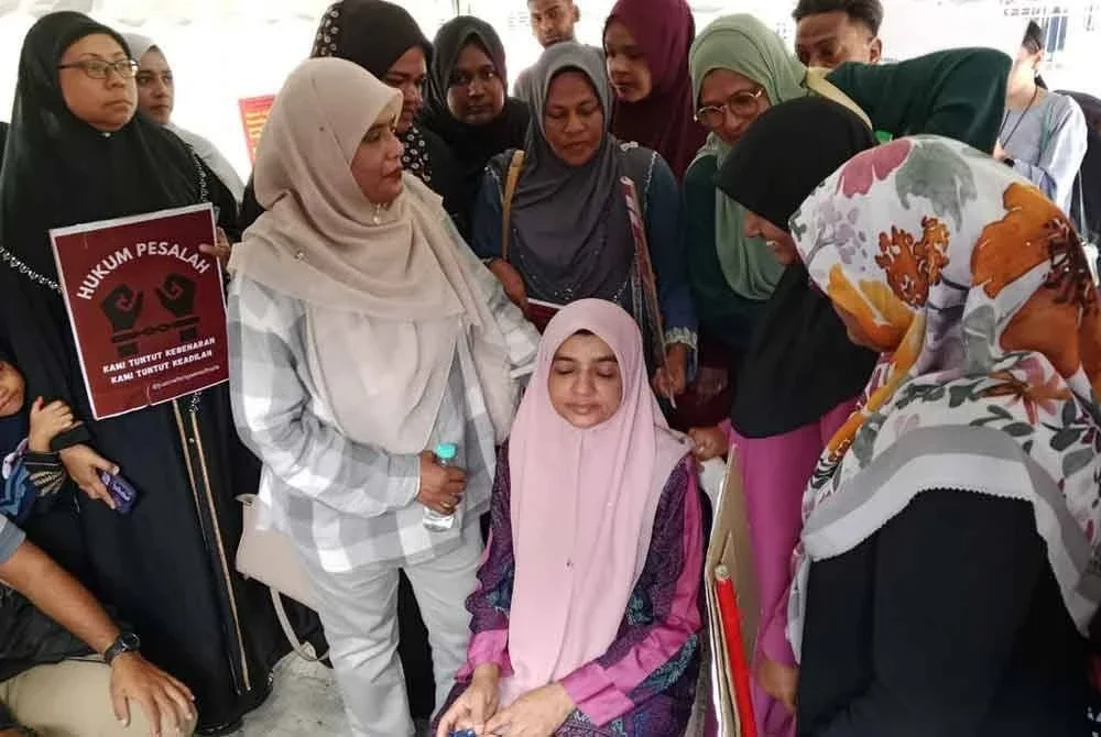 Ibu Allahyarham Syamsul Hari, Ummu Haiman Bee Daulatgun berada di lokasi.