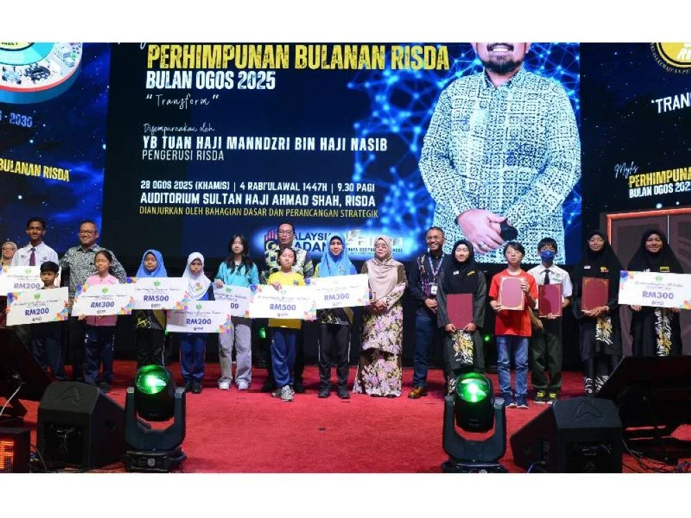 Barisan pemenang dan penerima saguhati Pertandingan Mewarna serta Melukis sempena penganjuran Karnival Siang Malam 2025 pada 25 Julai lalu yang ditaja oleh RISDA. 
