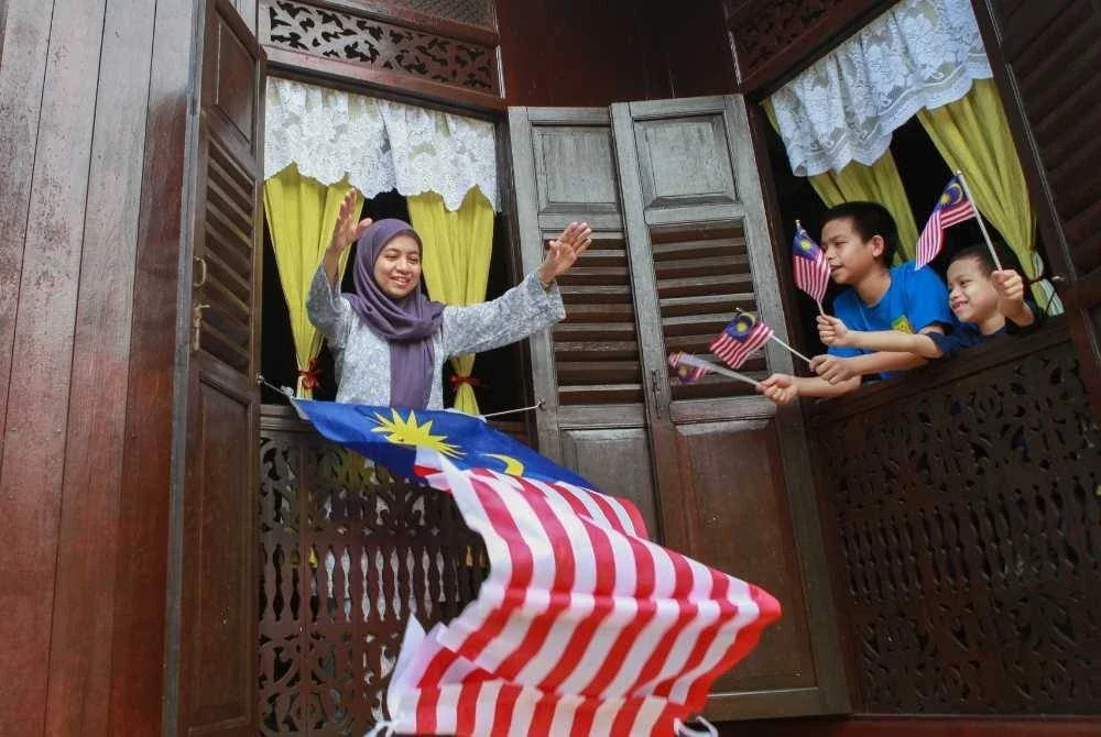 KEMERDEKAAN tidak boleh dilihat sekadar bunga api di langit malam atau laungan patriotik di stadium, tetapi ia tercapai apabila anak-anak kita terpelihara maruahnya, bersinar imannya dan teguh akhlaknya. -Gambar hiasan/ Foto: CANVA