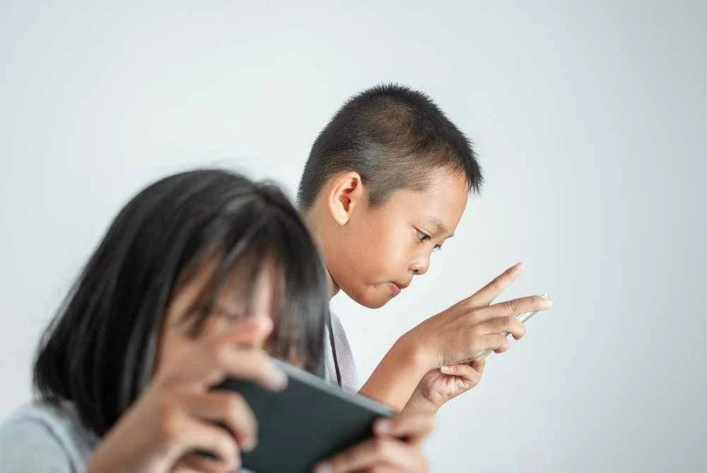 KEMERDEKAAN yang memasuki tahun ke-68 kini sepatutnya membuka mata kita bahawa cabaran bangsa hari ini bukan lagi bedilan peluru, tetapi godaan skrin dan nafsu. -Gambar hiasan/ Foto: CANVA