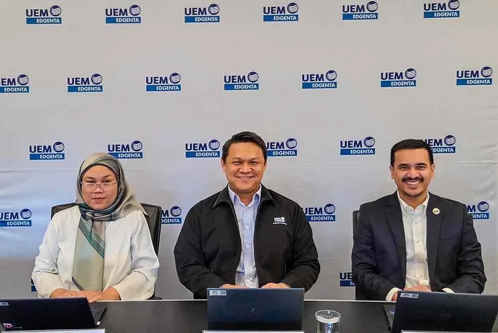 Shaiful (tengah) bersama Ketua Strategi & Perancangan Korporat UEM Edgenta, Effreeza Mohamad (kiri) dan Ketua Pegawai Kewangan UEM Edgenta, Ahmad Fazril Fauzi sempena Taklimat Penganalisis & Media UEM Edgenta Berhad bagi Suku Kedua Tahun Kewangan 2025 pada Khamis.