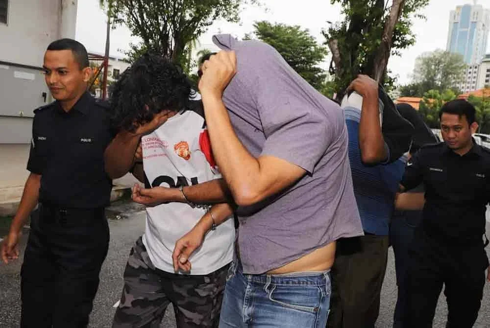 Tiga daripada lima tertuduh dibawa ke Kompleks Mahkamah George Town untuk menghadapi pertuduhan memiliki dan mengedar dadah pada dua minggu lalu.