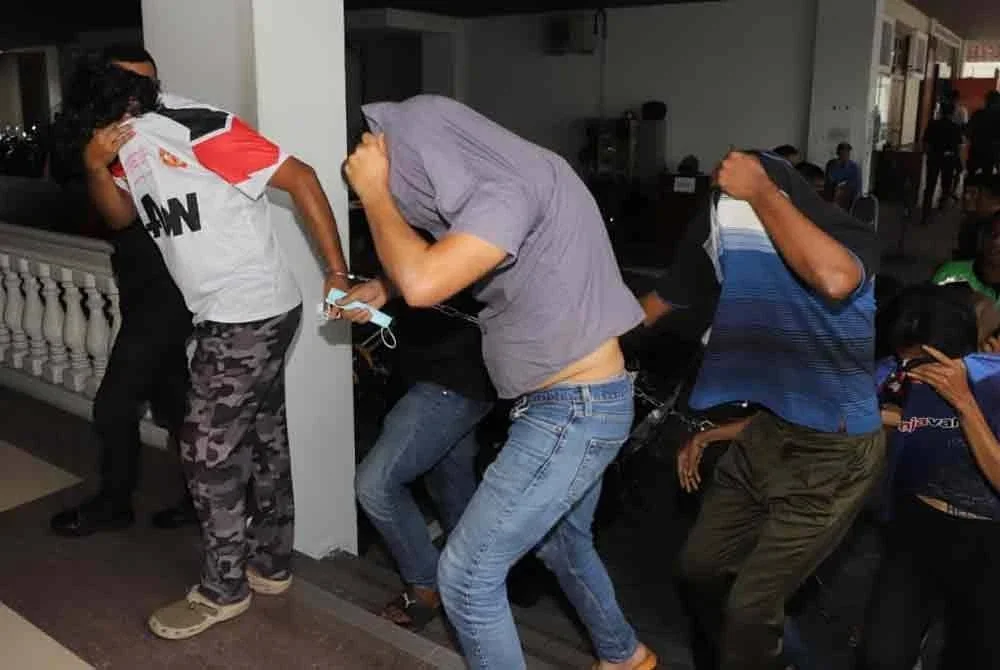 Lima sahabat dihadapkan ke Mahkamah Majistret di sini pada Jumaat di atas empat pertuduhan berasingan memiliki dan mengedar dadah, dua minggu lepas.