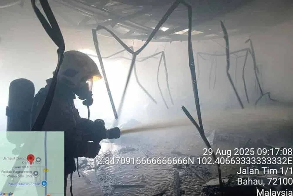 Operasi pemadaman bangunan dua tingkat yang menempatkan makmal komputer, ruangan kelas dan pejabat.