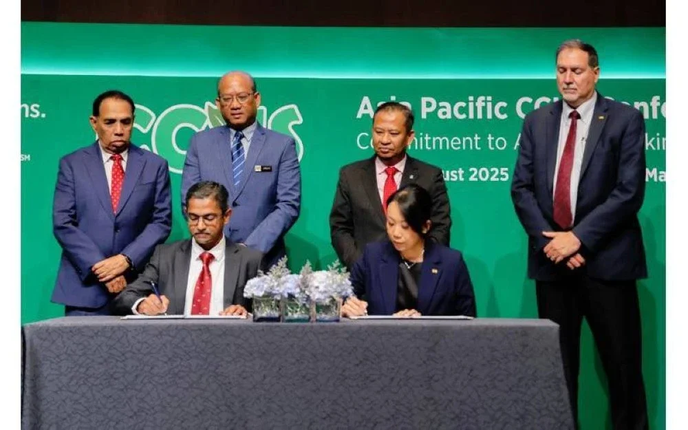 Berdiri dari kiri: Datuk Abu Huraira Abu Yazid, Pengerusi Lembaga Pengarah HRD Corp; Datuk Azman bin Mohd Yusoff, Ketua Setiausaha Kementerian Sumber Manusia Malaysia; Hazli Sham bin Kassim, Pengarah Serantau SPE Asia Pacific, Ketua Pegawai Eksekutif PETRONAS Carigali merangkap Naib Presiden Kanan, Aset Malaysia, PETRONAS; Terry Palisch, Presiden SPE 2024.
Duduk dari kiri:Dr. Syed Alwi bin Mohamed Sultan, Ketua Eksekutif HRD Corp; Michelle Tan, Pengarah SPE Asia Pacific (M) Sdn Bhd.