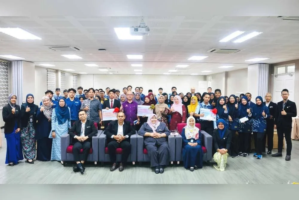 Hazrul Shazreen (tengah) bersama peserta Pertandingan Diorama Antirasuah di Pejabat SPRM Terengganu, Kuala Terengganu.