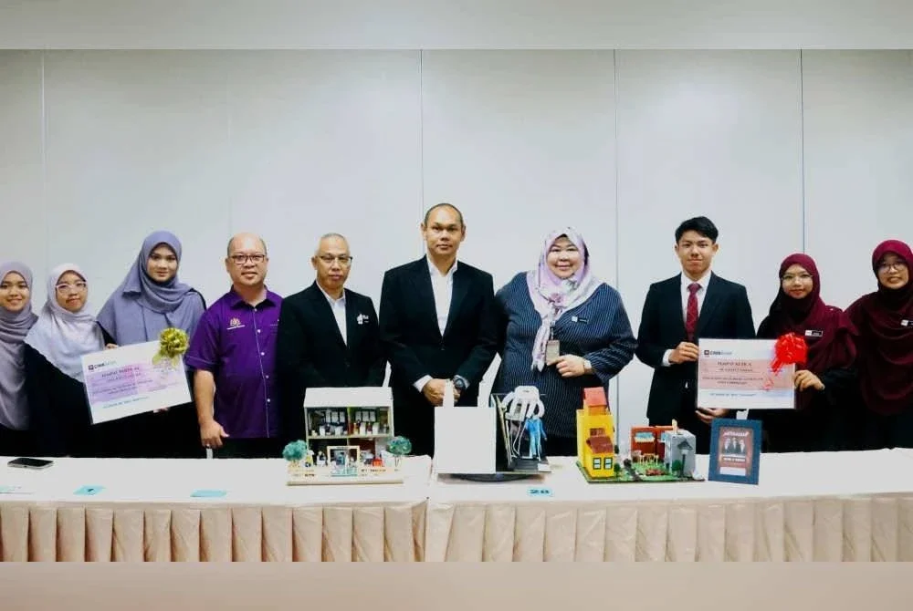 Hazrul Shazreen (tengah) bersama pemenang Pertandingan Diorama Antirasuah di Pejabat SPRM Terengganu, Kuala Terengganu.