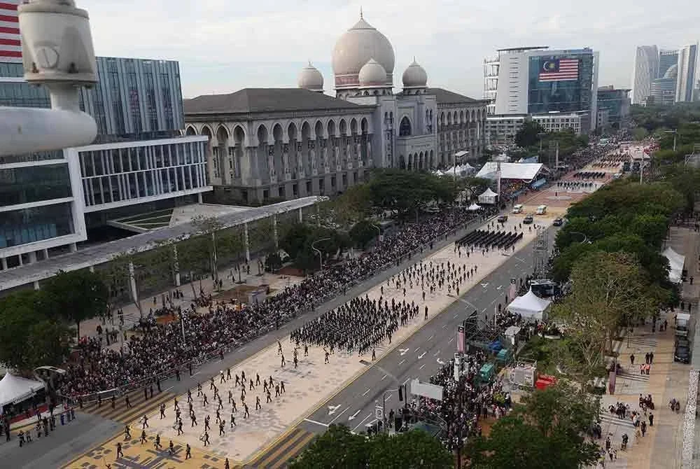Peserta perarakan sambutan Hari Kebangsaan 2025 yang membabitkan sebanyak 14,010 peserta, 78 aset kenderaan, tujuh kereta berhias, 116 haiwan dan 21 kumpulan pancaragam pada raptai penuh di Dataran Putrajaya pada Jumaat. Foto Bernama