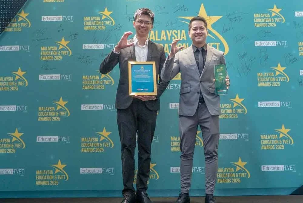 Pengarah Bersekutu Carsome Academy, Kendo Ho (kiri) bersama Jiun Ee selepas menerima Anugerah Pusat Kecemerlangan TVET (Pendidikan Teknikal Automotif) sempena Majlis Anugerah Pendidikan & TVET Malaysia 2025.