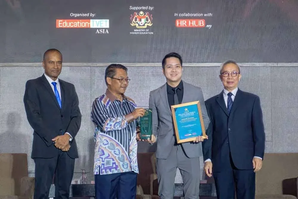 Dari kiri: Ketua Pegawai Eksekutif Malaysia Education & TVET Awards, Datuk R Rajendran; Timbalan Menteri Pendidikan Tinggi, Datuk Mustapha Sakmud; Jiun Ee dan Pengarang Urusan penerbitan Education + TVET Asia, Lee Seng Chee semasa Majlis Anugerah Pendidikan & TVET Malaysia 2025 di Manhattan Ballroom, Berjaya Times Square Hotel Kuala Lumpur.