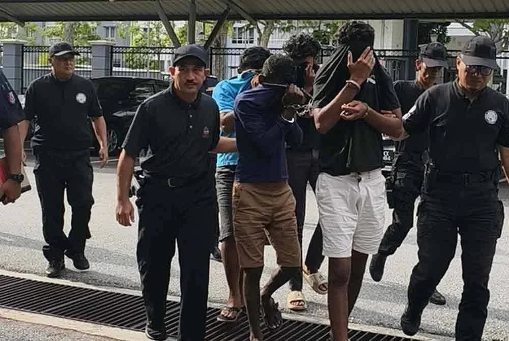 Kesemua tertuduh dibawa polis ke mahkamah pada Jumaat