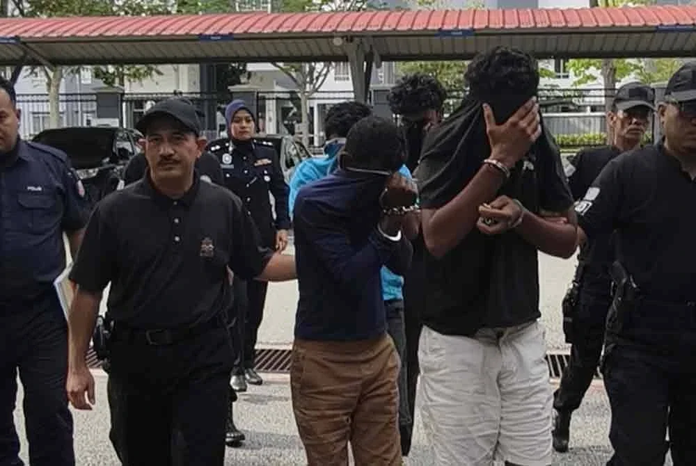 Kesemua tertuduh dibawa polis ke mahkamah