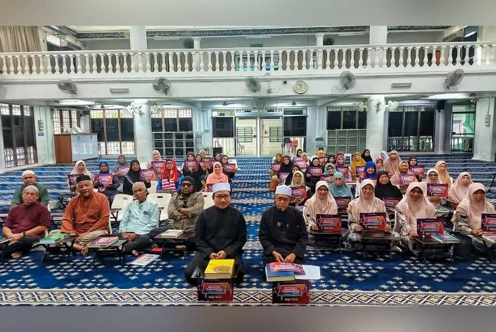 Dr Abdullah (kanan) bersama jemaah yang hadir membaca dua surah sempena Malaysia #QuranHour bertemakan “Merdeka dengan Rasa” di Masjid Tengku Mahkota Tengku Hassanal Ibrahim Alam Shah, Taman Temerloh Jaya pada Jumaat.