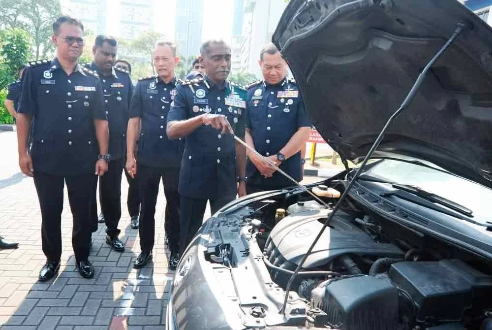 M Kumar menunjukkan bonet kereta suspek yang dijadikan tempat untuk menyorokkan pistol.