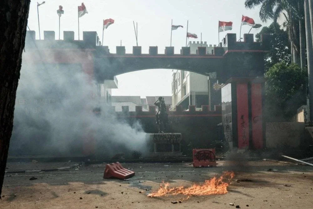 Sebuah bangunan yang terletak di hadapan Markas Komando (Mako) Brimob Kwitang di sini terbakar dalam insiden rusuhan yang tercetus semasa demonstrasi besar-besaran petang Jumaat. Foto AFP