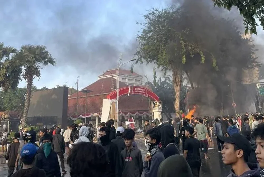 Ratusan penunjuk perasaan mengepung Gedung Negara Grahadi di Surabaya menuntut keadilan atas kematian Affan Kurniawan. -Foto media sosial