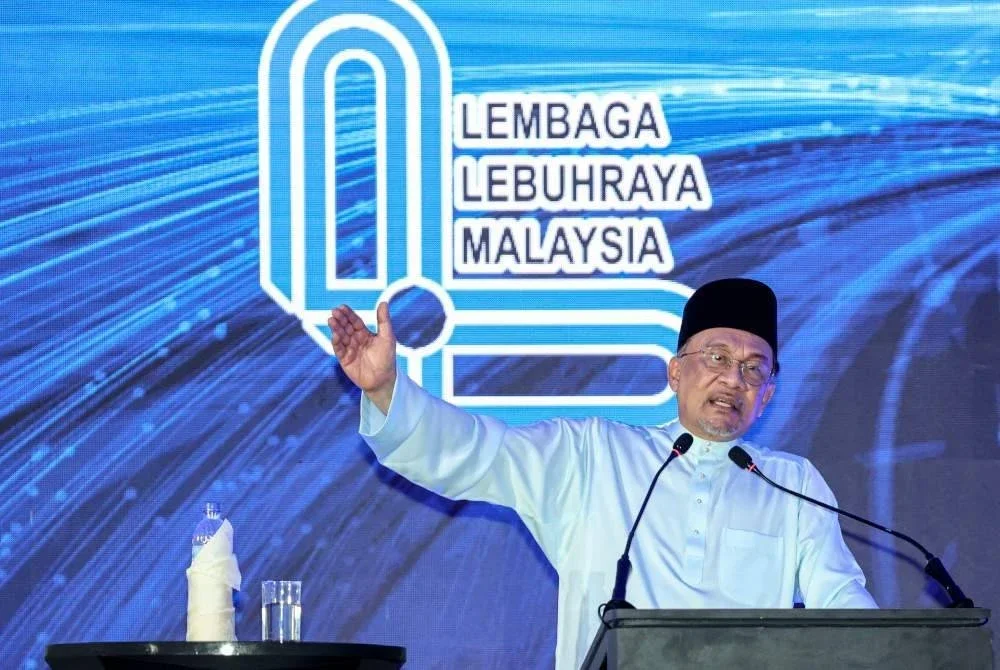 Perdana Menteri, Datuk Seri Anwar Ibrahim berucap pada Majlis Perasmian Pembukaan Lebuhraya Lembah Klang Timur (EKVE) Seksyen 1: Persimpangan Bertingkat Sg Long - Persimpangan Bertingkat Ampang di Plaza Tol Ampang, Lebuhraya EKVE hari ini. Foto Bernama