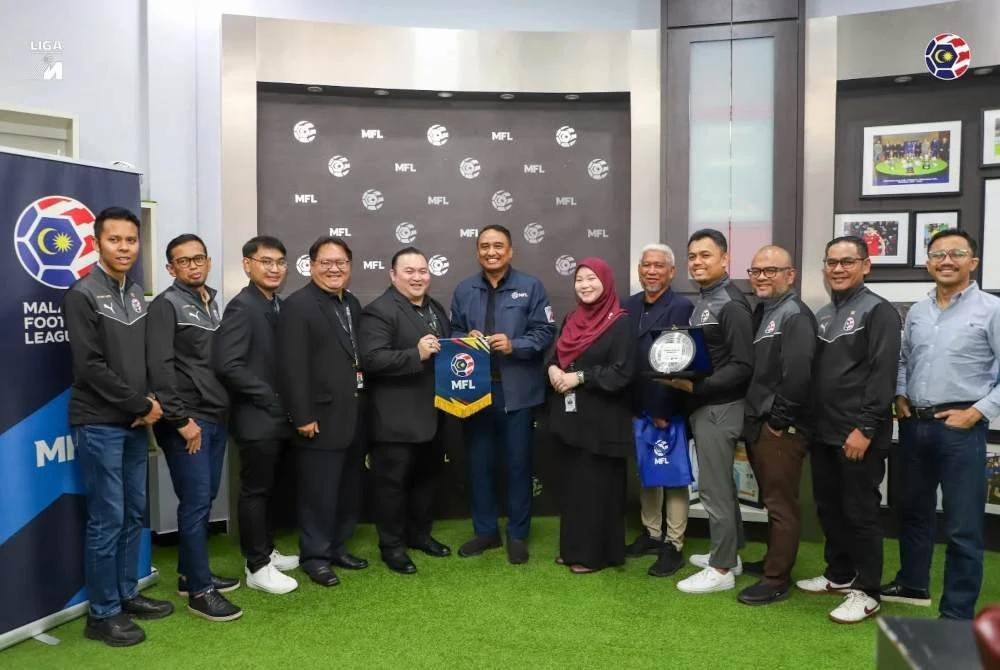 Enam dari kiri, Pengiran Zamri menerima cenderahati daripada Mohd Shazli (tujuh dari kanan). Turut kelihatan Hernah Nur Imani (enam dari kanan). Foto Liga Bolasepak Malaysia