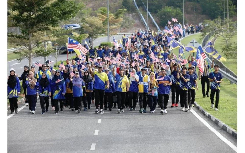 Zaliman (tengah) bersama warga UniMAP menyemarakkan bulan kemerdekaan dengan menganjurkan pelbagai program bermanfaat untuk warga kampus.