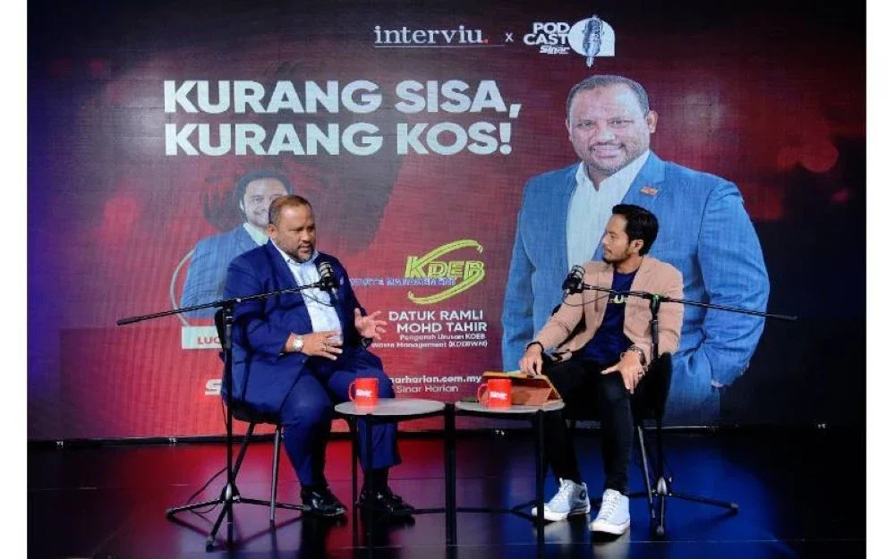 Ramli (kiri) ketika menjadi tetamu interviu x Podcast Sinar Harian bertajuk Kurang Sisa, Kurang Kos!: Kelestarian, Pendidikan dan Masa Depan Pengurusan Sisa yang dihoskan oleh Luqman Hakim di sini, pada Jumaat.