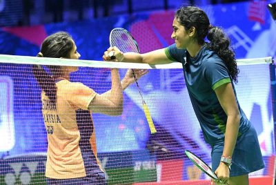 Letshanaa (kiri) terpaksa akur tewas di tangan Sindhu dalam saingan pusingan kedua Kejohanan Dunia di Paris pada Rabu. Foto AFP