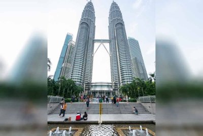 Kehadiran penjual makanan bergerak serta jurugambar bebas yang menawarkan khidmat mereka di kawasan sekitar KLCC semakin menimbulkan rungutan. - Gambar hiasan