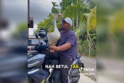 Muhd Amirul Asyraf bersama Hashim.