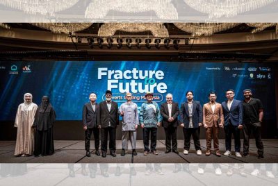 ALANA DUNSMORE (kiri) dan Sheikh Hussain Yee (lima, kiri) merakam kenangan bersama barisan panel serta moderator dalam Persidangan Komuniti Muslim Baharu 2025 pada Khamis.