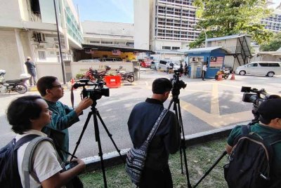 Suasana di IPFN, Hospital Kuala Lumpur pada Jumaat menjadi tumpuan berikutan proses bedah siasat terhadap pelatih PALAPES UTM Skudai, Allahyarham Syamsul Haris Shamsudin.