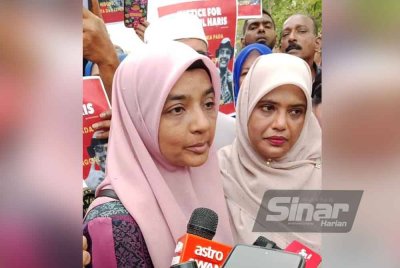 Ibu kepada Allahyarham Syamsul Haris Shamsudin, Ummu Haiman Bee Daulatgun bercakap kepada pemberita selepas selesai proses penggalian semula kubur anaknya di Tanah Perkuburan Islam Kampung Rinching Hulu, di sini pada Jumaat.