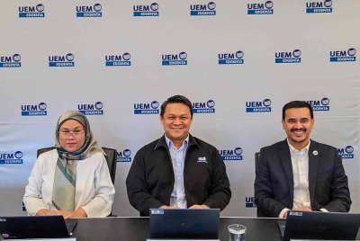 Shaiful (tengah) bersama Ketua Strategi & Perancangan Korporat UEM Edgenta, Effreeza Mohamad (kiri) dan Ketua Pegawai Kewangan UEM Edgenta, Ahmad Fazril Fauzi sempena Taklimat Penganalisis & Media UEM Edgenta Berhad bagi Suku Kedua Tahun Kewangan 2025 pada Khamis.