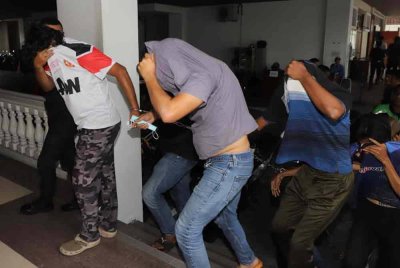 Lima sahabat dihadapkan ke Mahkamah Majistret di sini pada Jumaat di atas empat pertuduhan berasingan memiliki dan mengedar dadah, dua minggu lepas.