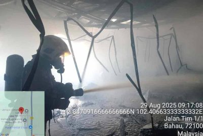 Operasi pemadaman bangunan dua tingkat yang menempatkan makmal komputer, ruangan kelas dan pejabat.