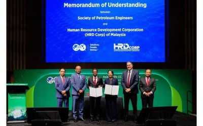 Dari kiri: Datuk Abu Huraira Abu Yazid, Pengerusi Lembaga Pengarah HRD Corp; Datuk Azman bin Mohd Yusof, Ketua Setiausaha Kementerian Sumber Manusia Malaysia; Dr. Syed Alwi bin Mohamed Sultan, Ketua Eksekutif HRD Corp; Michelle Tan, Pengarah SPE Asia Pacific (M) Sdn Bhd; Hazli Sham bin Kassim, Pengarah Serantau SPE Asia Pacific, Ketua Pegawai Eksekutif PETRONAS Carigali merangkap Naib Presiden Kanan, Aset Malaysia, PETRONAS Terry Palisch, Presiden SPE 2024.
