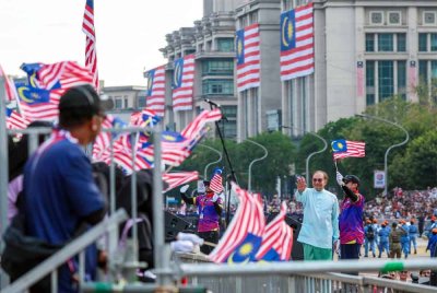 Perdana Menteri Datuk Seri Anwar Ibrahim hari ini meluangkan masa meninjau raptai penuh sambutan Hari Kebangsaan 2025 di Dataran Putrajaya, di sini. Foto Bernama