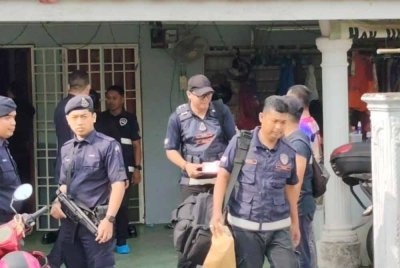 Kegagalan menguruskan bebanan hutang dipercayai menjadi punca seorang guru bertindak mengelar isterinya dalam kejadian di Taman Tunas Muda, Sungai Ara pada Rabu lalu.