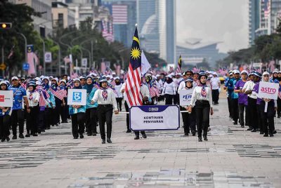 Kontinjen Penyiaran mengambil bahagian dalam raptai penuh sempena sambutan Hari Kebangsaan 2025 di Dataran Putrajaya, hari ini. Foto Bernama
Sambutan Hari Kebangsaan 2025 akan bermula seawal 7 pagi Ahad ini dengan ketibaan pemimpin negara, diikuti keberangkatan tiba Yang di-Pertuan Agong Sultan Ibrahim.
--fotoBERNAMA (2025) HAK CIPTA TERPELIHARA