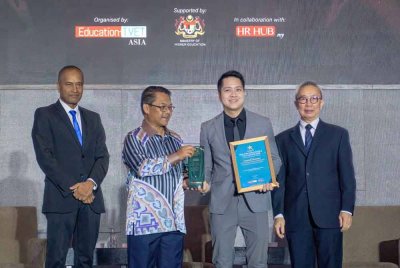 Dari kiri: Ketua Pegawai Eksekutif Malaysia Education & TVET Awards, Datuk R Rajendran; Timbalan Menteri Pendidikan Tinggi, Datuk Mustapha Sakmud; Jiun Ee dan Pengarang Urusan penerbitan Education + TVET Asia, Lee Seng Chee semasa Majlis Anugerah Pendidikan & TVET Malaysia 2025 di Manhattan Ballroom, Berjaya Times Square Hotel Kuala Lumpur.
