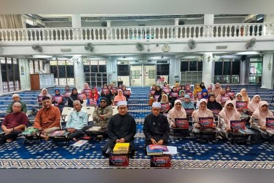 Dr Abdullah (kanan) bersama jemaah yang hadir membaca dua surah sempena Malaysia #QuranHour bertemakan “Merdeka dengan Rasa” di Masjid Tengku Mahkota Tengku Hassanal Ibrahim Alam Shah, Taman Temerloh Jaya pada Jumaat.