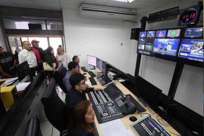 Kumpulan delegasi MBI dan pengamal media Perak dibawa melawat studio utama, bilik berita dan bilik kawalan studio stesen penyiaran NBT Songkhla.