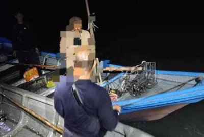 Salah seorang nelayan warga asing yang ditahan selepas dikesan mengendalikan bot fiber tanpa kebenaran di perairan Selangor pada Khamis.