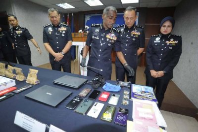 M Kumar melihat dokumen kelahiran bayi dan barangan yang dirampas daripada sindiket pedofilia pada sidang akhbar di IPK Johor pada Jumaat.