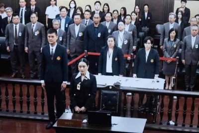 Paetongtarn kelihatan tenang ketika mendengar keputusan panel hakim Mahkamah Perlembagaan terhadapnya. Foto Agensi