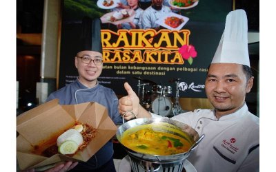Cef Hans Lim Yi Han (kiri) menunjukkan Nasi Lemak dan cef Norhamizi (kanan) menunjukkan Patin Tempoyak pada pelancaran Raikan Rasa Kita yang diadakan di Park Avenue Lounge, Skyavenue, Resorts World Genting, pada Khamis.