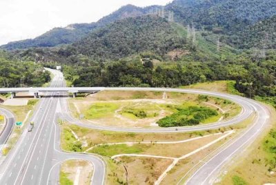 Lebuh raya EKVE Seksyen Satu sepanjang 24 kilometer itu mempunyai empat persimpangan bertingkat iaitu di Sungai Long, Bandar Mahkota Cheras, Hulu Langat dan Ampang.