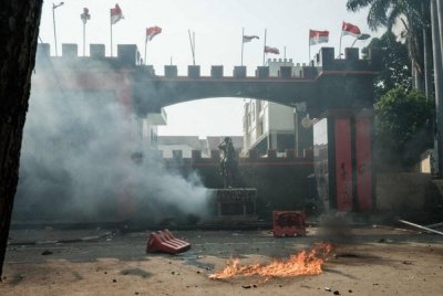Sebuah bangunan yang terletak di hadapan Markas Komando (Mako) Brimob Kwitang di sini terbakar dalam insiden rusuhan yang tercetus semasa demonstrasi besar-besaran petang Jumaat. Foto AFP