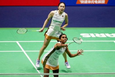 Pearly Tan (belakang) dan Thinaah - Foto: AFP