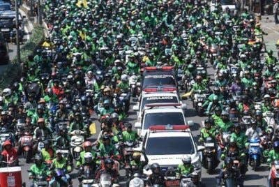 Ojol mengiringi jenazah Affan yang maut dalam insiden dilanggar kereta perisai polis di Jakarta. - Agensi