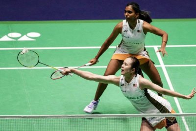 Pearly -Thinaah ketika menentang Gabriela-Stefani di Adidas Arena, Paris Foto: AFP