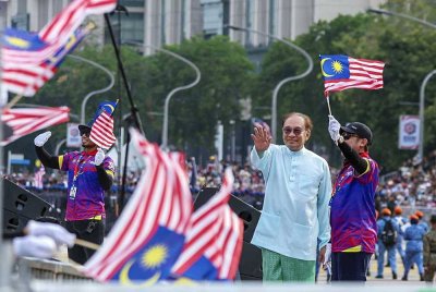 Perdana Menteri, Datuk Seri Anwar Ibrahim hari ini meluangkan masa meninjau raptai penuh sambutan Hari Kebangsaan 2025 di Dataran Putrajaya, di sini. Foto Bernama